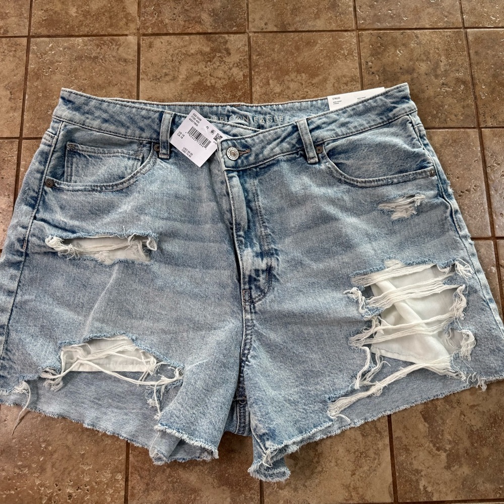 American Eagle Strigid Ripped Mom Shorts Super High Rise 18 34W New with tags
